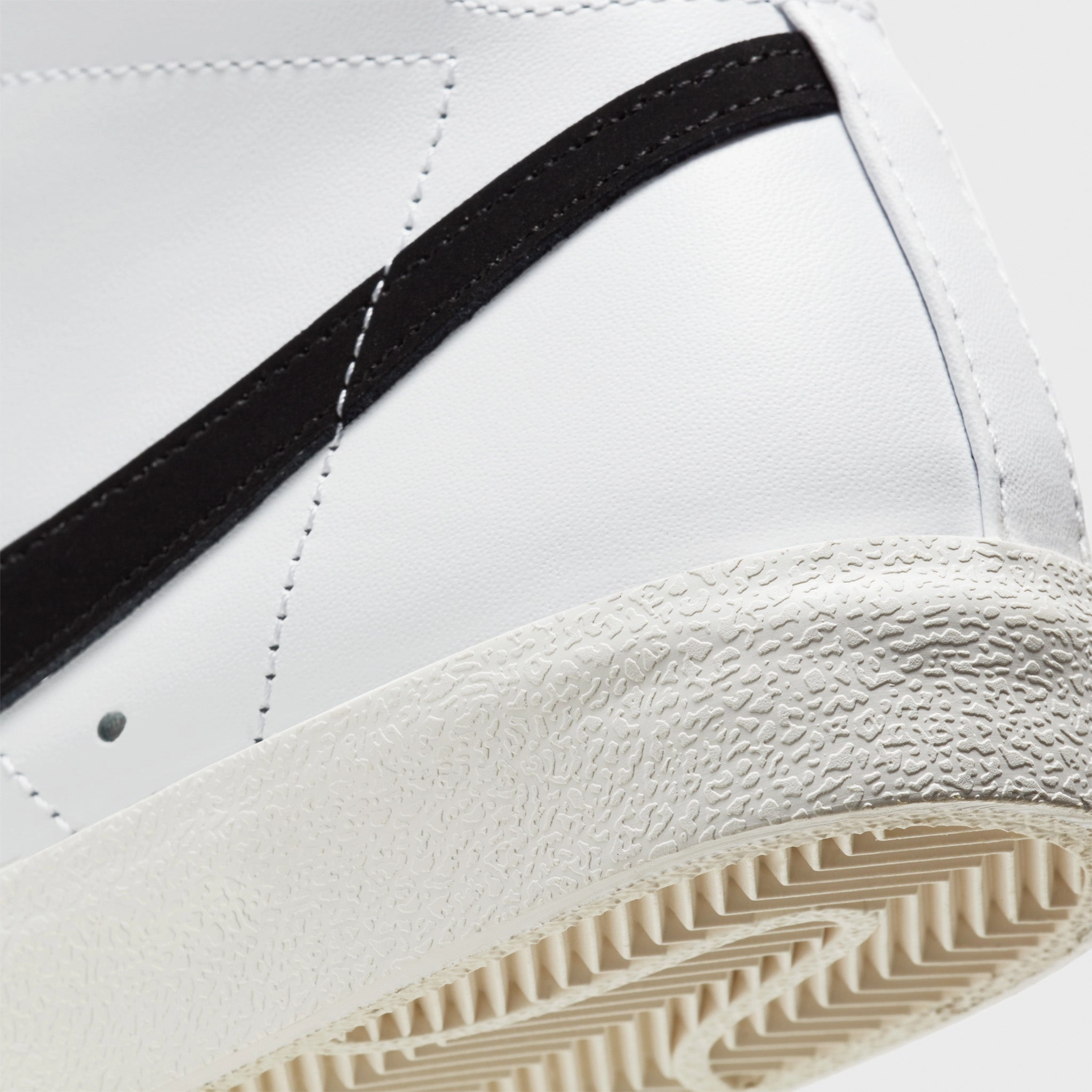 Nike Women's Blazer Mid '77 White / Black